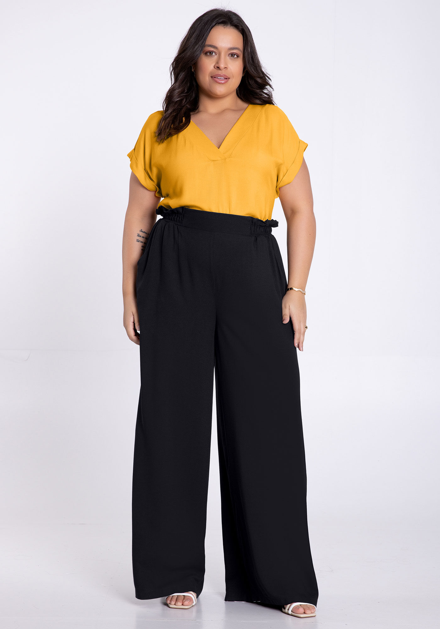 Blusa Plus Size Manga Curta com Decote V Lunender