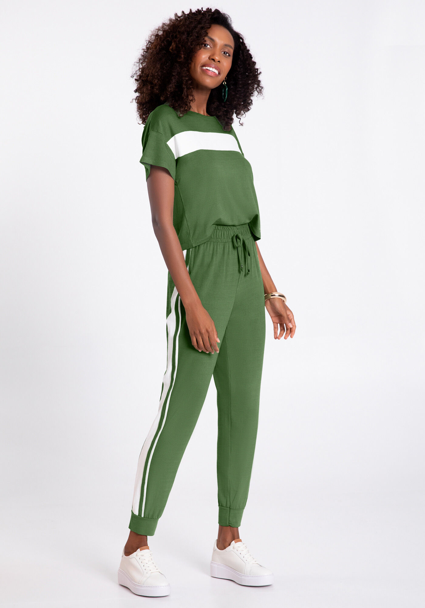 Calça com blusa cropped 2025
