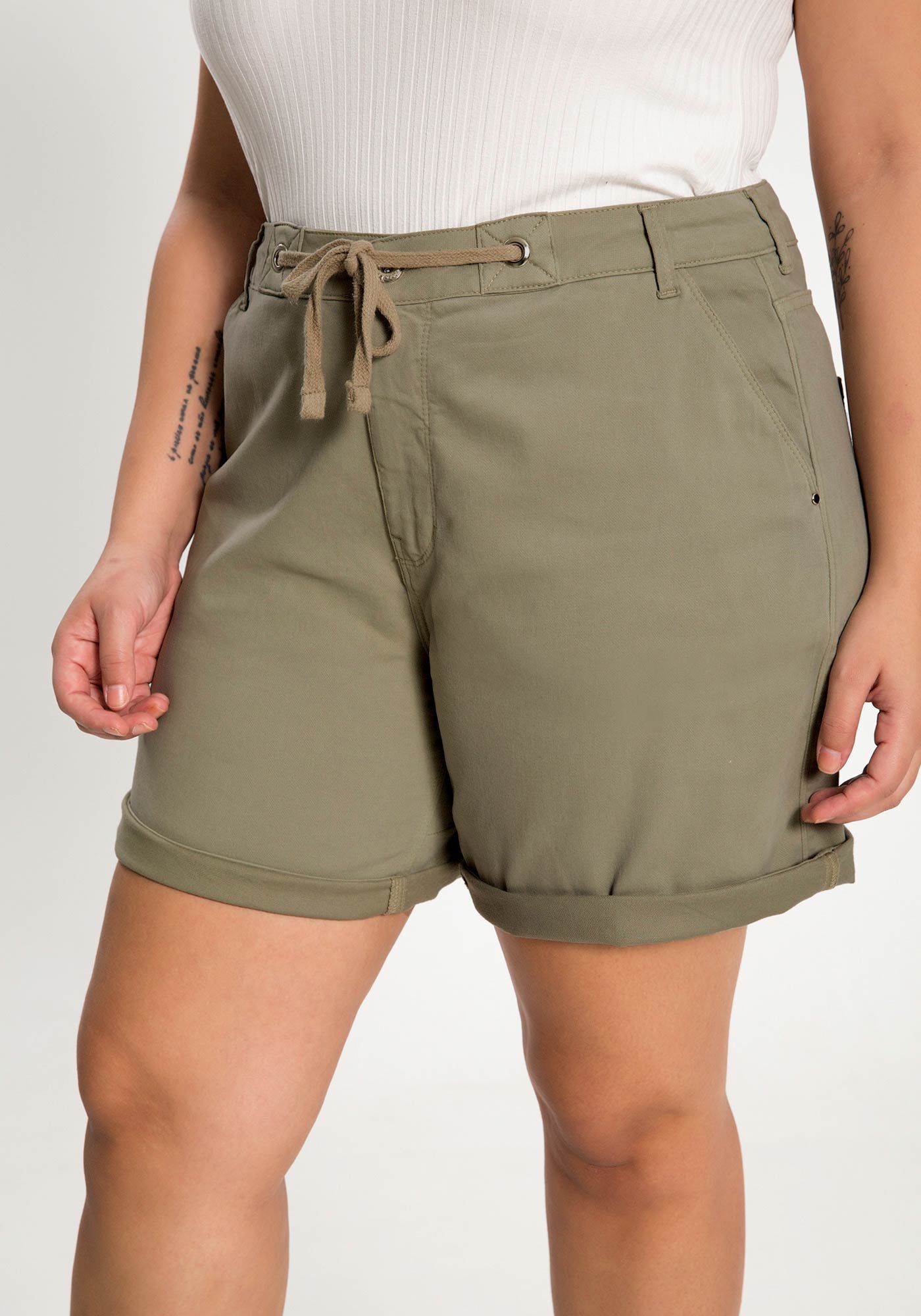 Shorts Boyfriend Plus Size Com Bolsos Em Sarja Com Elastano, VERDE BRITANICO, large.