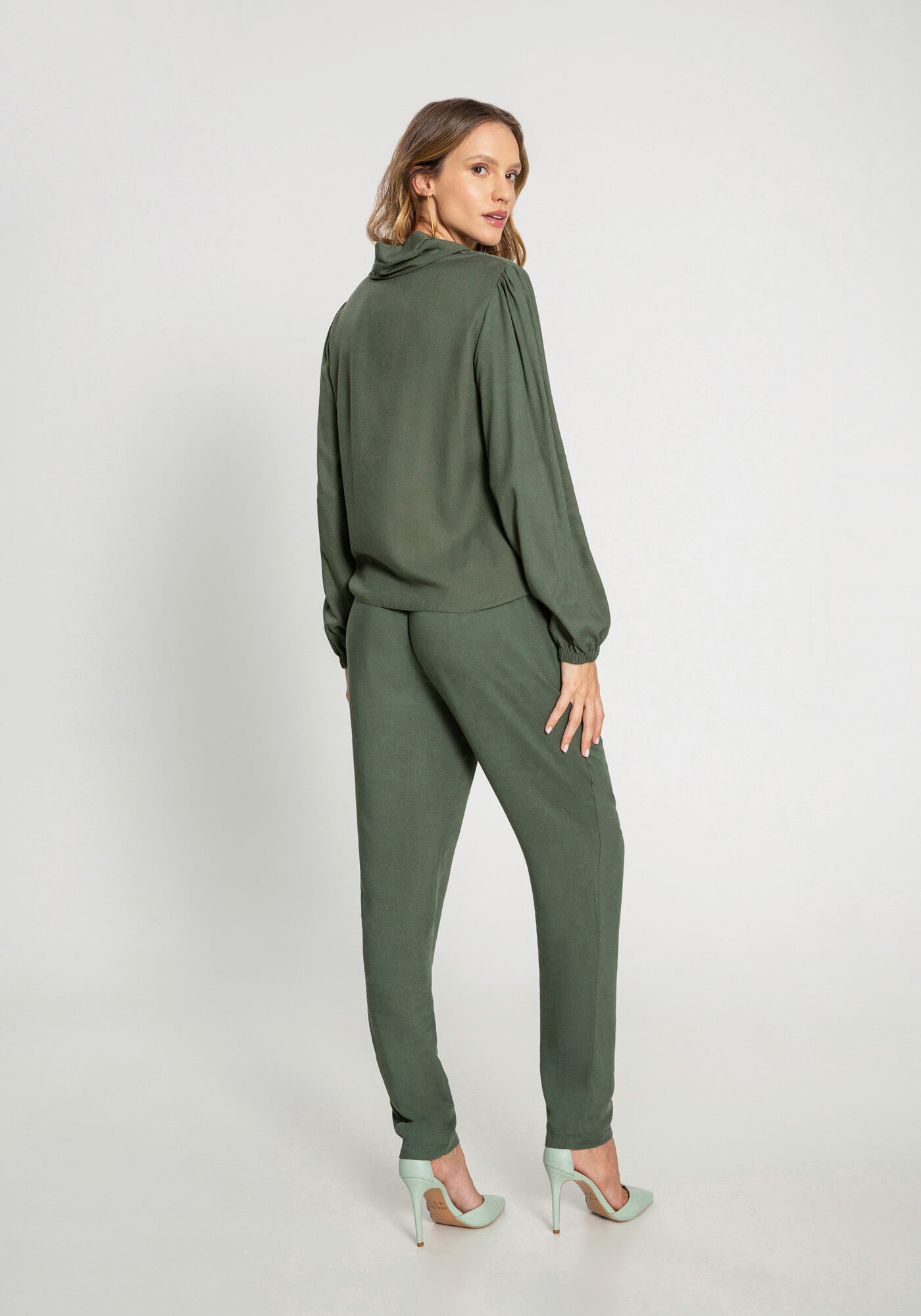 Blusa Ampla em Viscose Gola Alta, VERDE GOLF, large.