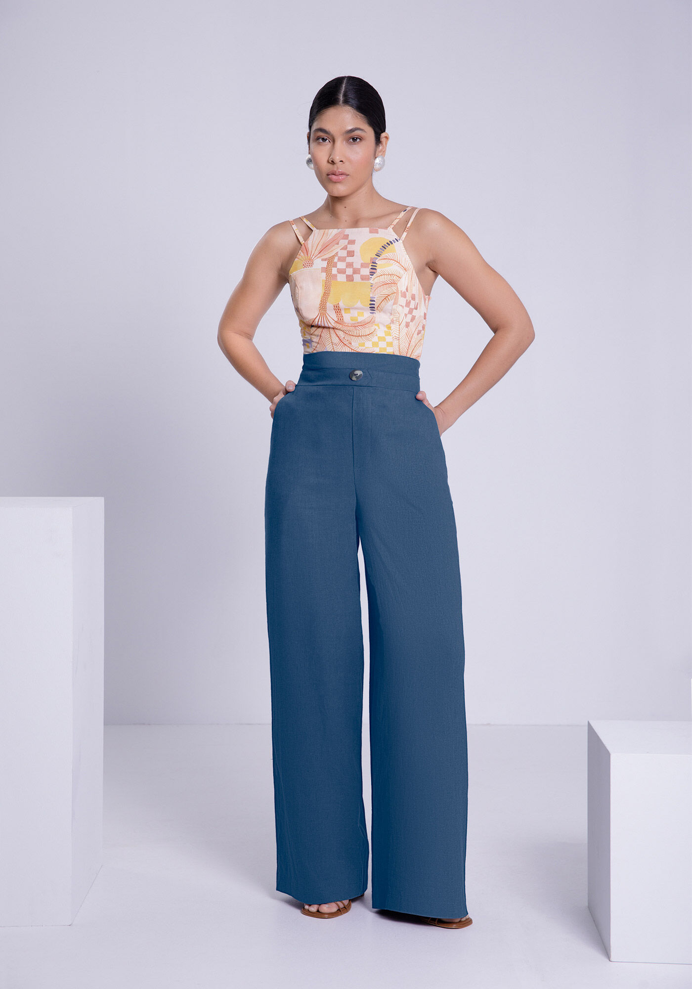 Blusa Cropped em Viscose Estampada com Detalhe Al&ccedil;as, , large.