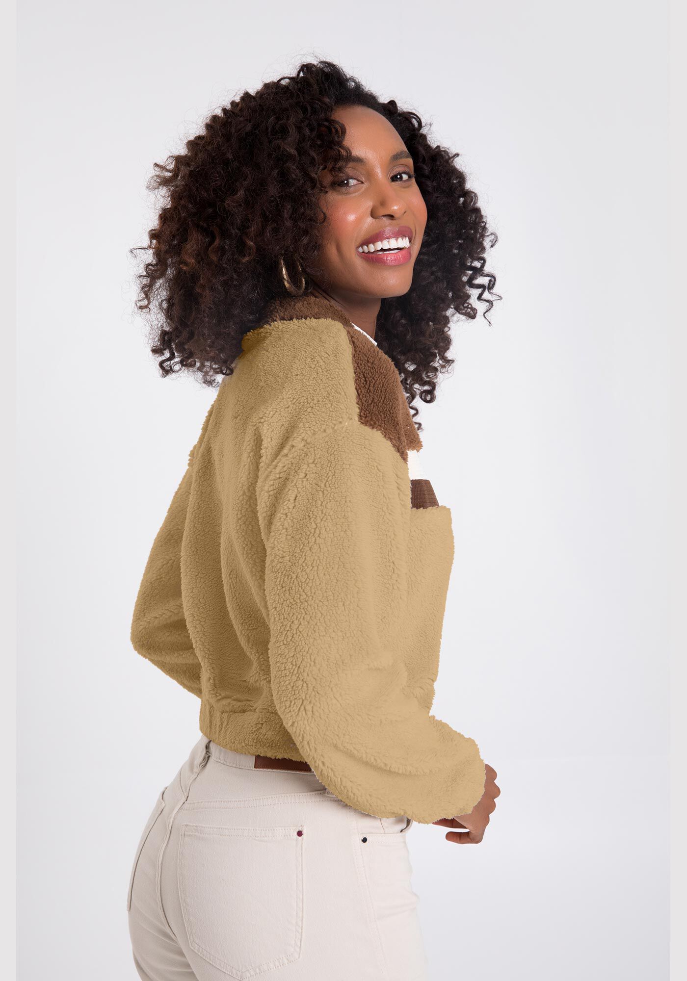 Jaqueta Cropped em Pelo Carneirinho com Retil&iacute;nea, BEGE SERGE, large.