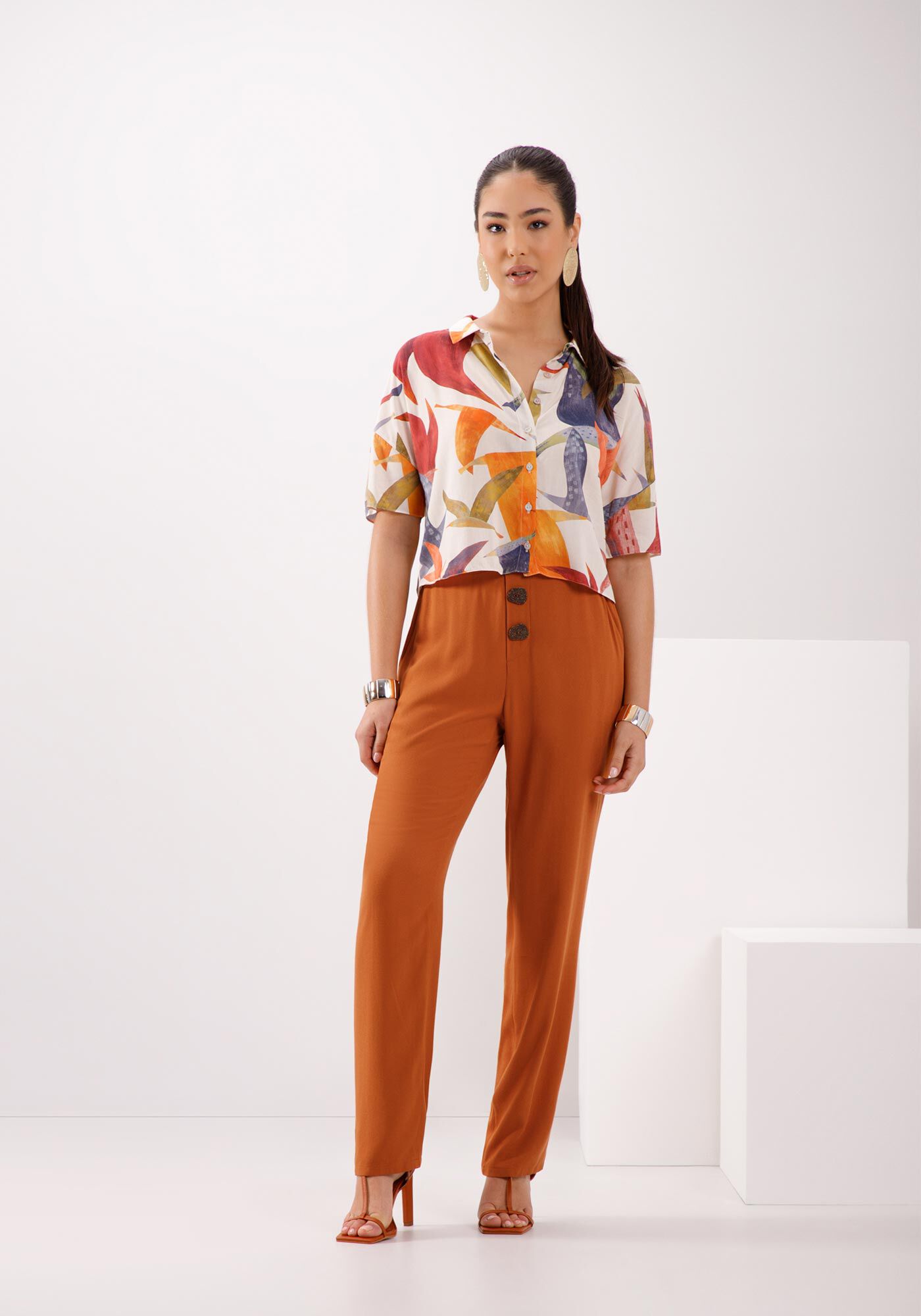 Camisa De Mangas Curtas Com Gola Cl&aacute;ssica E Bot&otilde;es, , large.