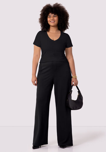 Blusa Básica Em Malha Canelada Com Mangas Curtas E Decote V, PRETO REATIVO. Blusa Básica Em Malha Canelada Com Mangas Curtas E Decote V, PRETO REATIVO, large.