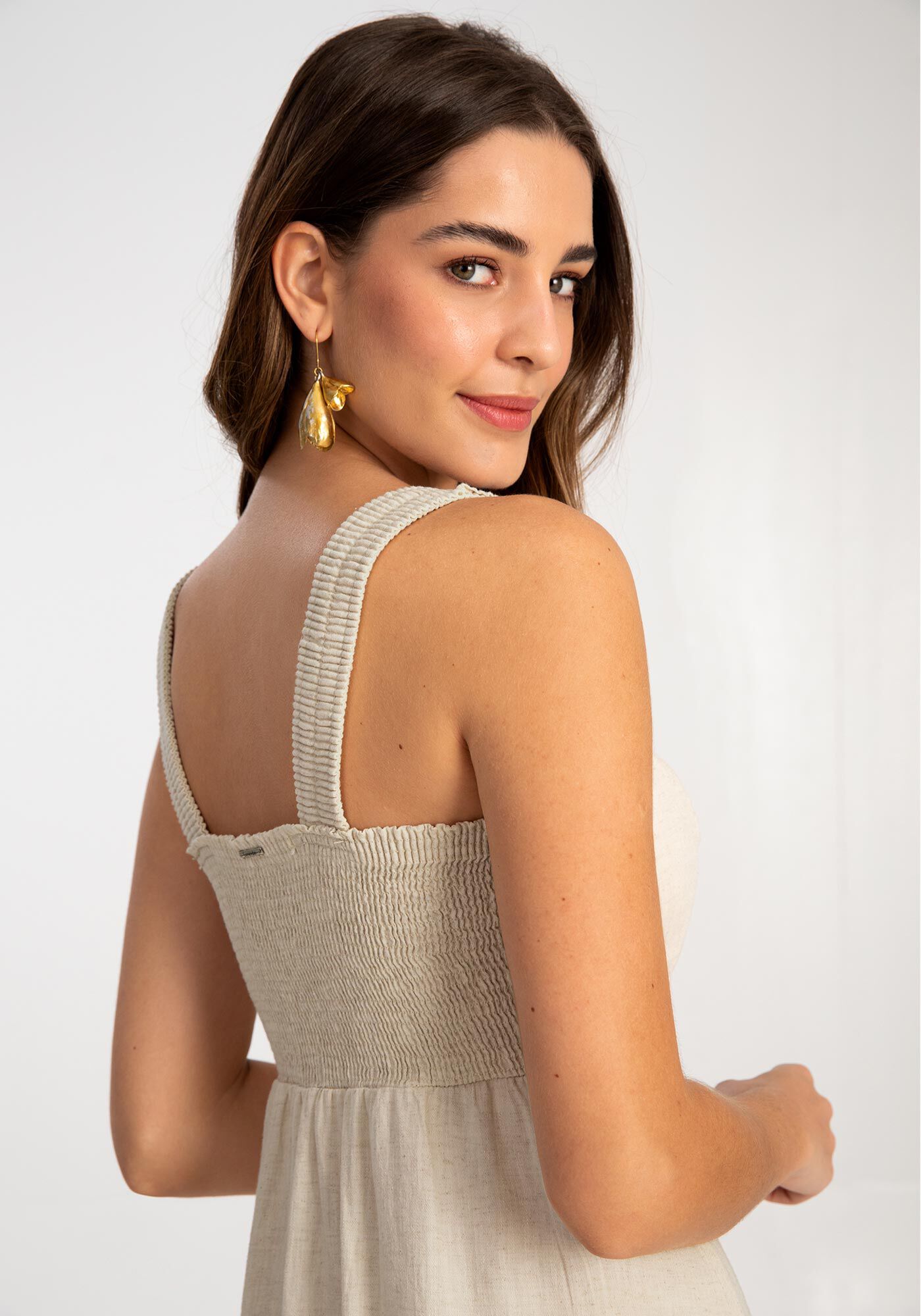 Vestido de sarja sale acetinada com renda