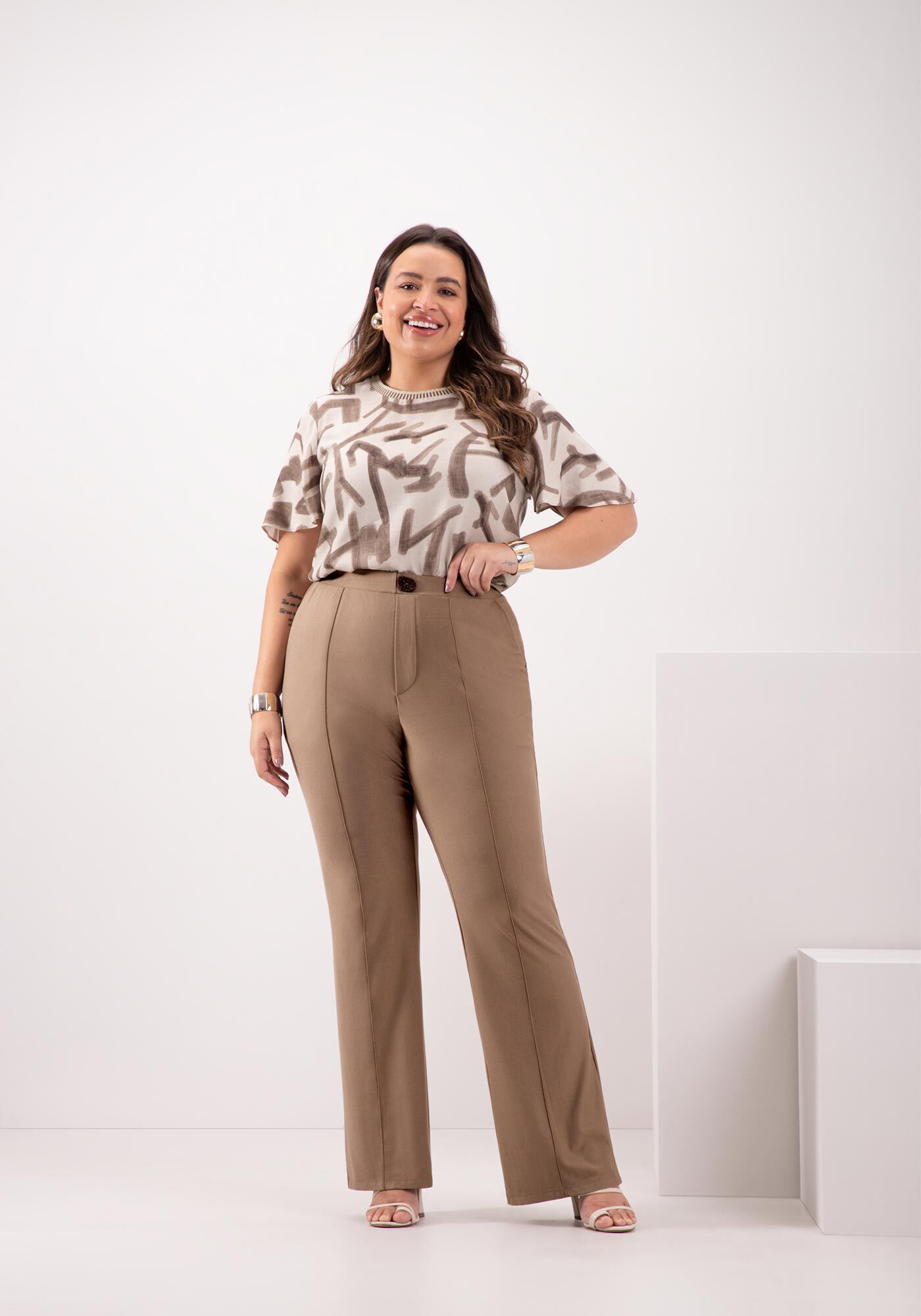 Blusa De Mangas Amplas Com Gola Em Retil&iacute;nea Plus Size, ABRACO MARROM, large.