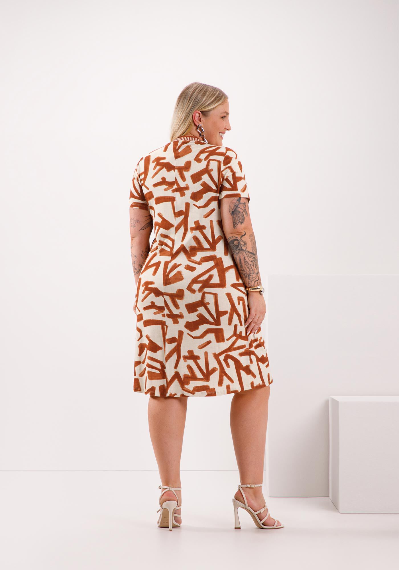Vestido Curto Estampado Plus Size Com Gola Em Retil&iacute;nea, , large.