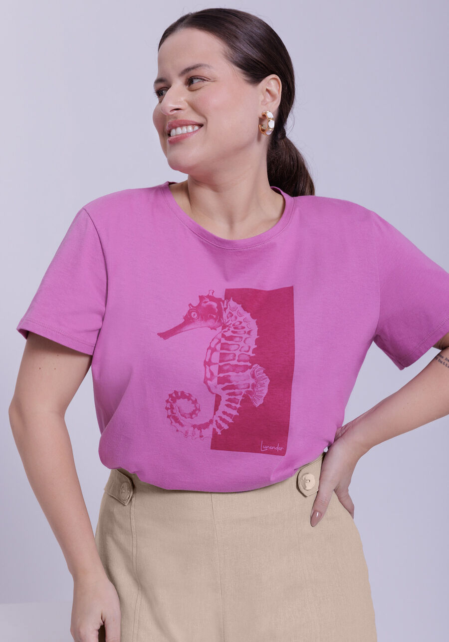 T-shirt Plus Size em Malha com Estampa Cavalo-Marinho, VIOLETA TWIGG. T-shirt Plus Size em Malha com Estampa Cavalo-Marinho, VIOLETA TWIGG, large.