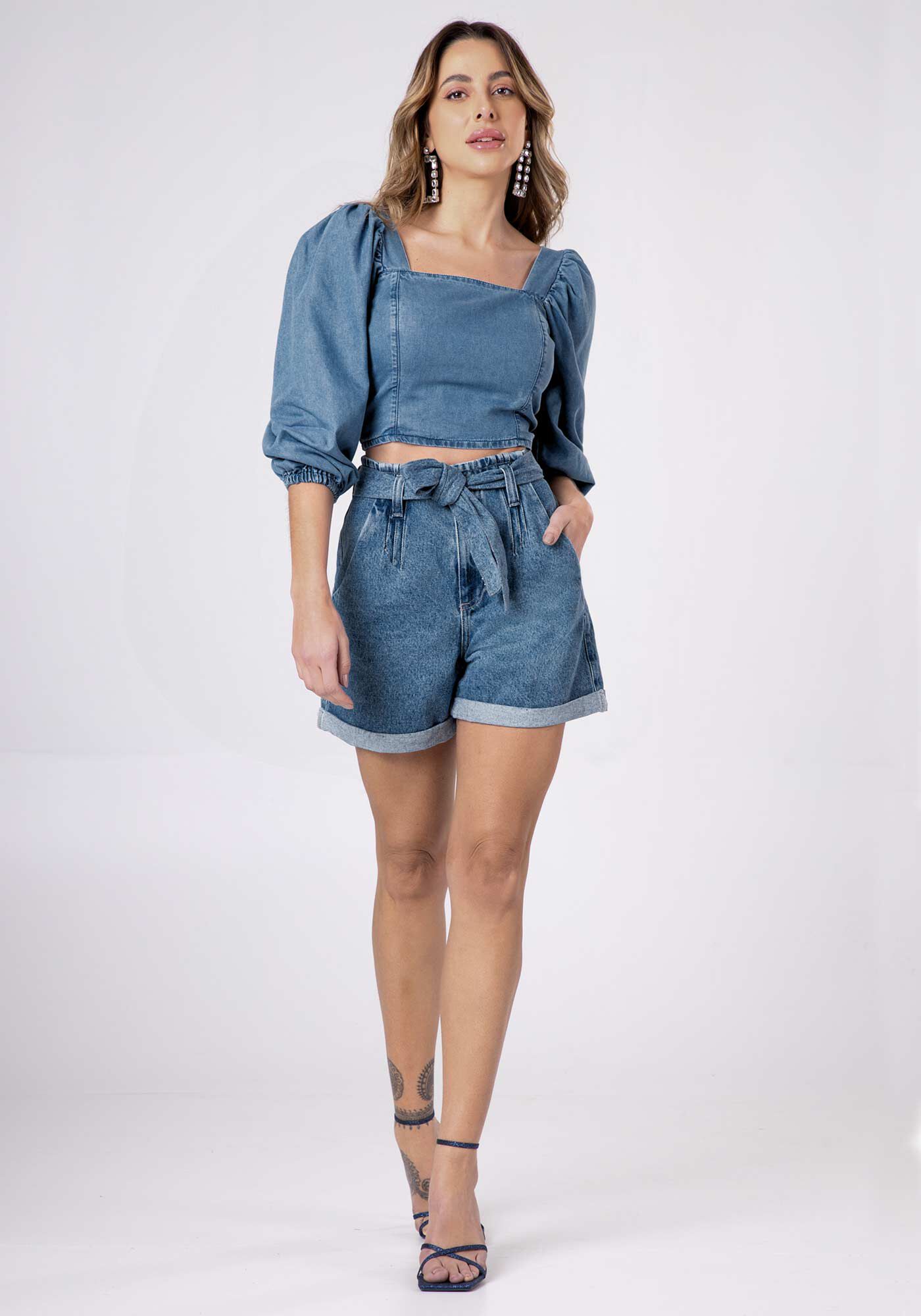 Modelo de short top de cintura alta