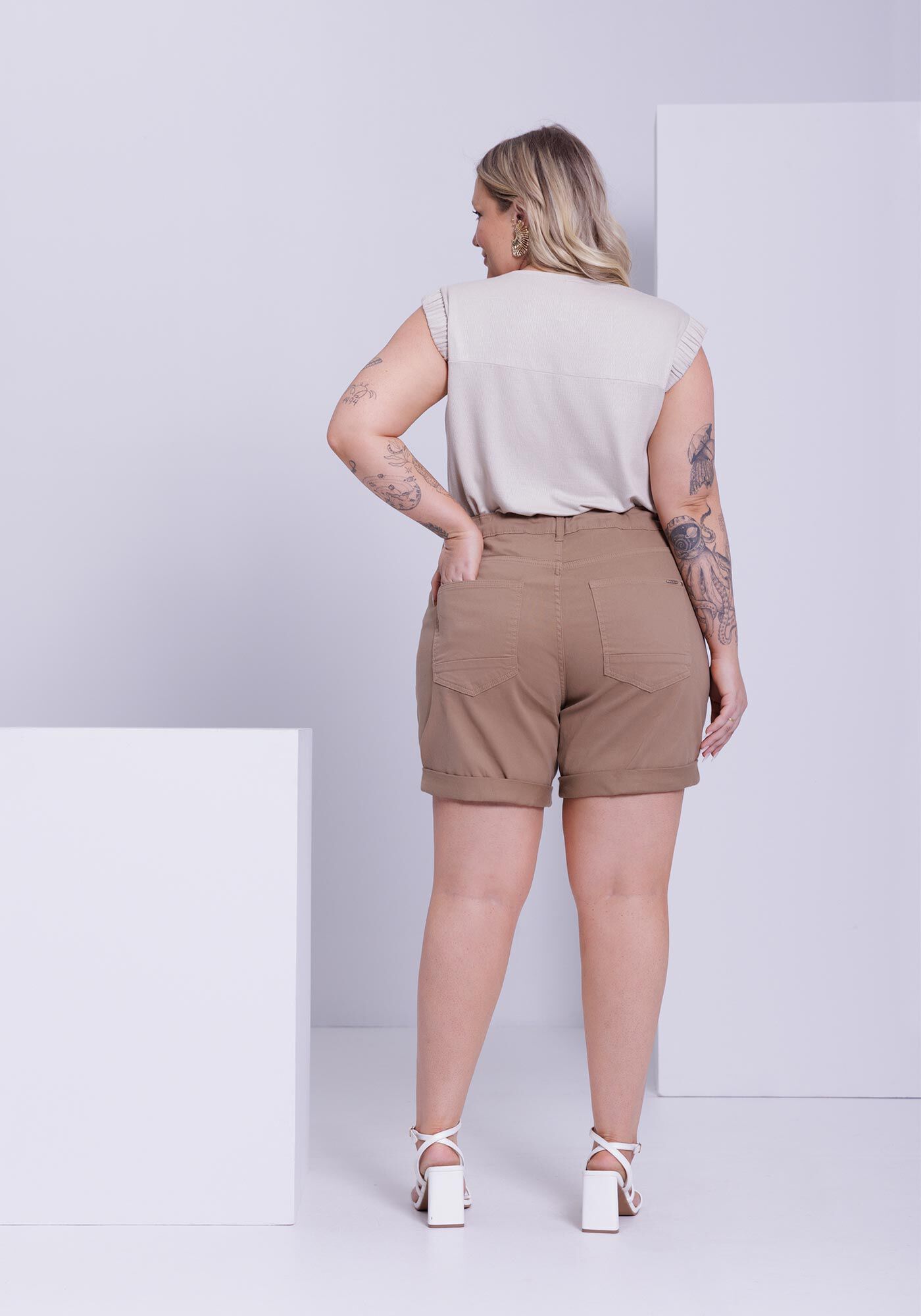 Shorts Boyfriend Plus Size Com Bolsos Em Sarja Com Elastano, MARROM AVELA, large.