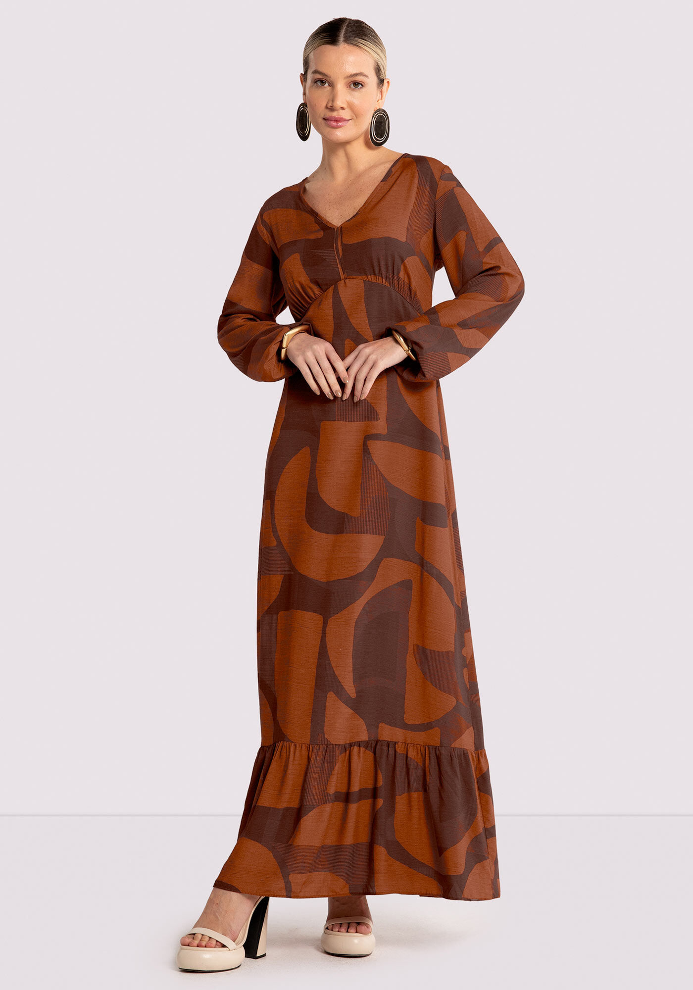 Vestido Longo Estampado em Viscose com Manga Longa, MOLDURA MARROM, large.